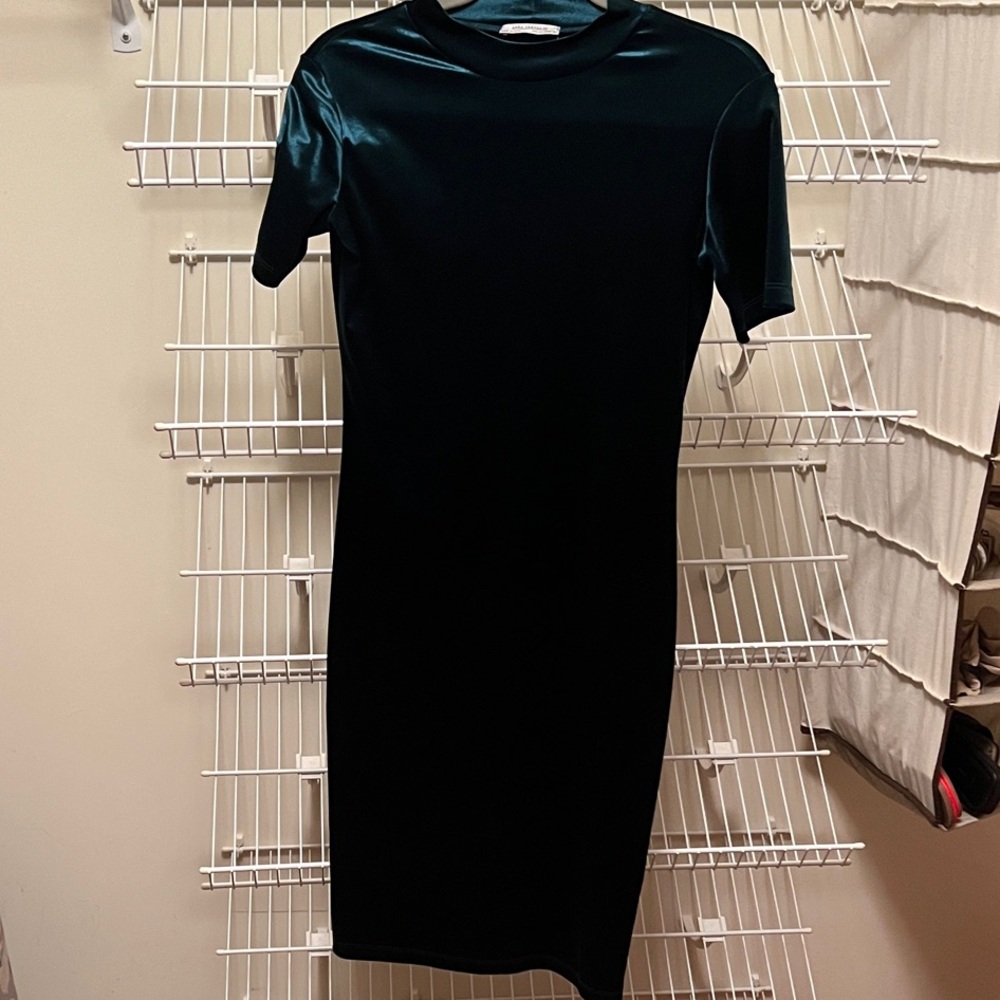 Zara Elegant Emerald Green Velvet midi Dress